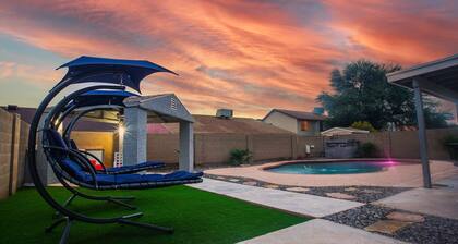 Near Stadiums, Sleeps 10 and Pet Friendly Too!