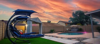 Near Stadiums, Sleeps 10 and Pet Friendly Too!