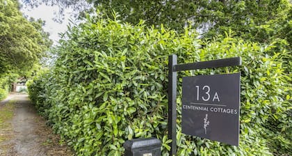 Centennial Cottage 2 Botanica - walk to town