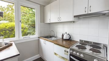 Réfrigérateur, micro-ondes, cafetière/bouilloire, bouilloire électrique