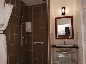 Haartrockner, Handtücher, Toilettenpapier