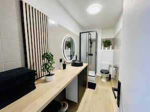 Douche, sĂšche-cheveux, serviettes fournies, papier toilette