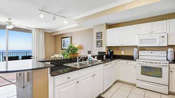 Kjøleskap, mikrobølgeovn, ovn og kokeplater