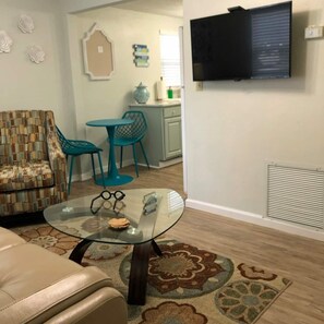 Una Smart TV, una oficina, una impresora