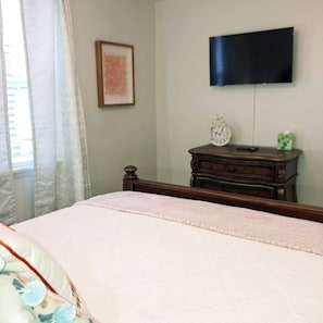 2 bedrooms, desk, iron/ironing board, free WiFi - Quiet-Clean-Cottage-Dogs Kitchen (Tallahassee)
