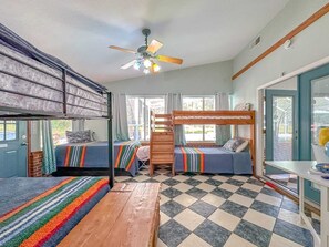 4 chambres, bureau, fer et planche à repasser, lit parapluie