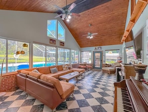 Interior - Groups Hot Tub 4b 4b Private Fun (Tallahassee)