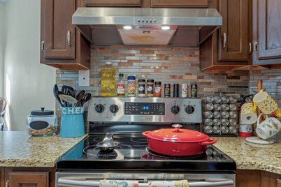 King Bed- 10 Guests- Dogs-fenced yrd-deck