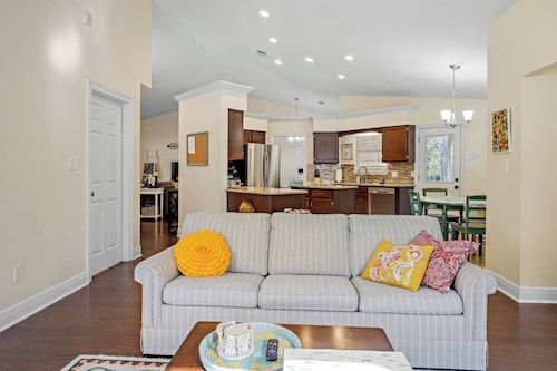 King Bed- 10 Guests- Dogs-fenced yrd-deck