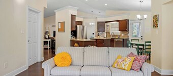 King Bed- 10 Guests- Dogs-fenced yrd-deck