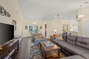 Smart TV, offices - King Bed- 10 Guests- Dogs-fenced yrd-deck (Tallahassee)