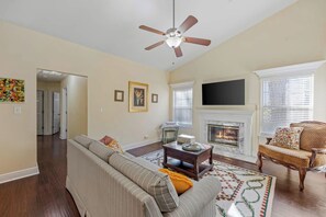 Smart TV, offices - King Bed- 10 Guests- Dogs-fenced yrd-deck (Tallahassee)