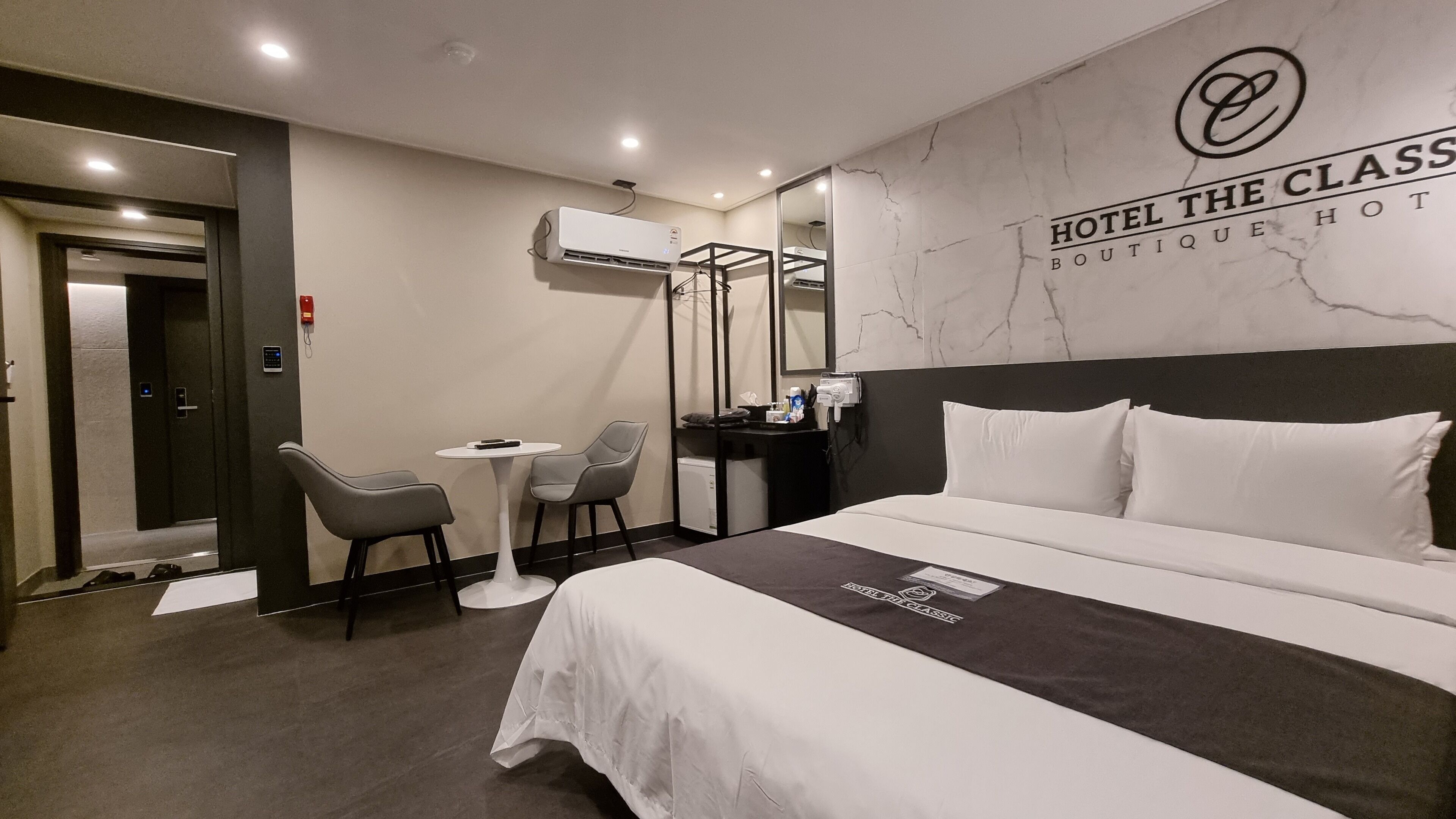 Hypo-allergenic bedding, free minibar, desk, laptop workspace