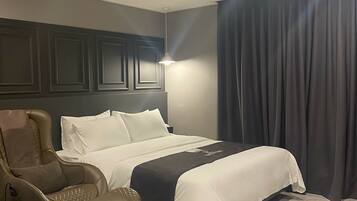 Deluxe Double Room | Hypo-allergenic bedding, free minibar, desk, laptop workspace