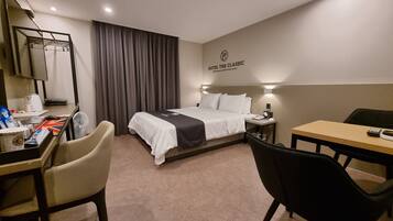 Deluxe Double Room | Hypo-allergenic bedding, free minibar, desk, laptop workspace