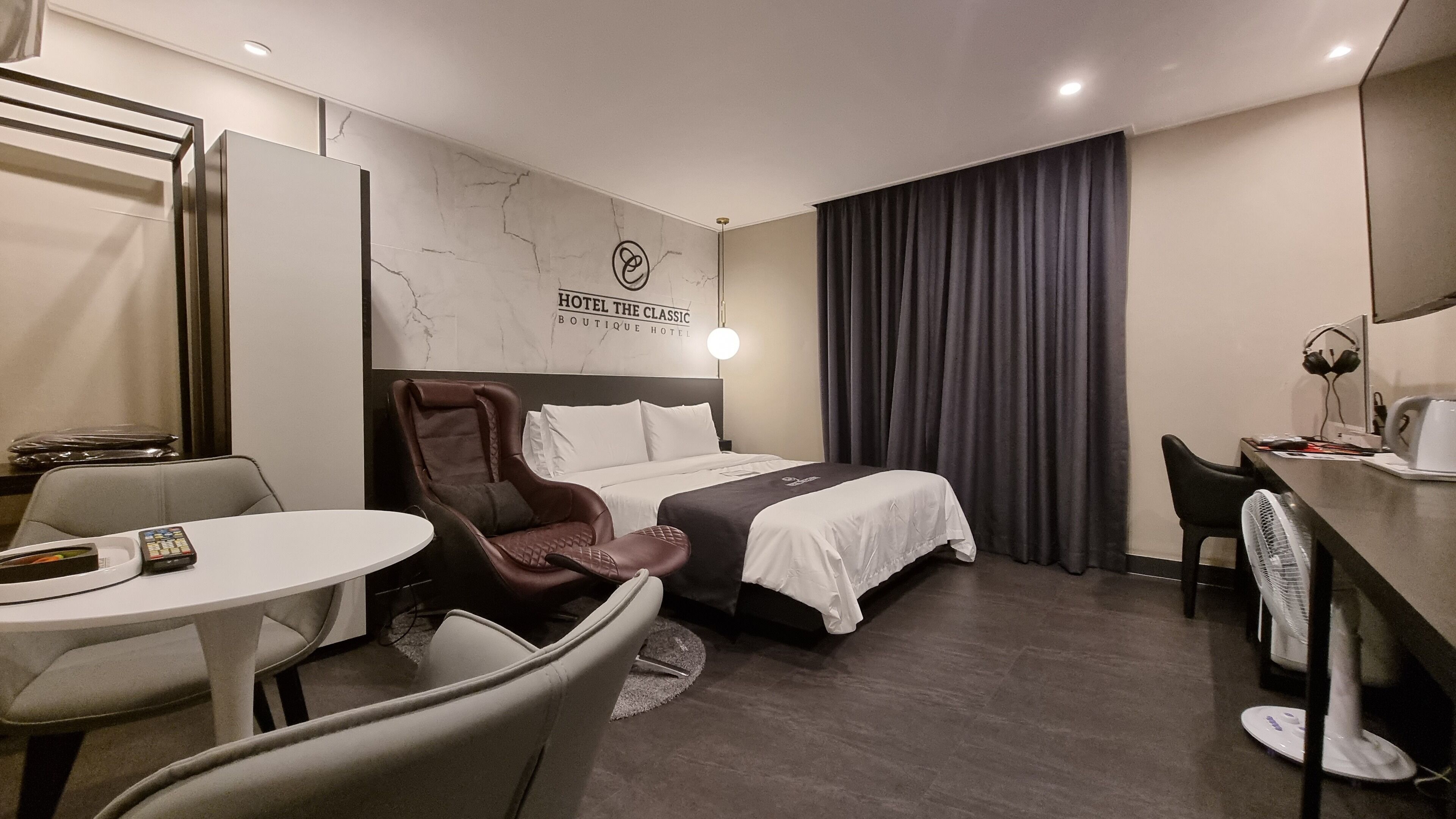 Hypo-allergenic bedding, free minibar, desk, laptop workspace