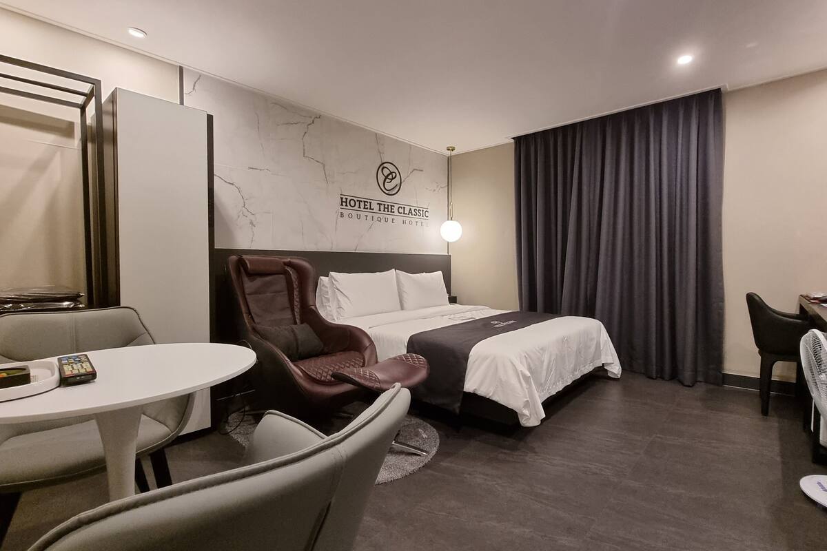 Ropa de cama hipoalergénica, minibar con artículos gratuitos, escritorio