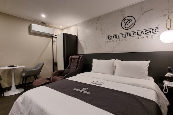 Premium Double Room | Hypo-allergenic bedding, free minibar, desk, laptop workspace