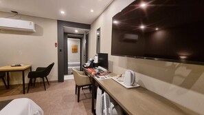 Ropa de cama hipoalergénica y minibar con artículos gratuitos 