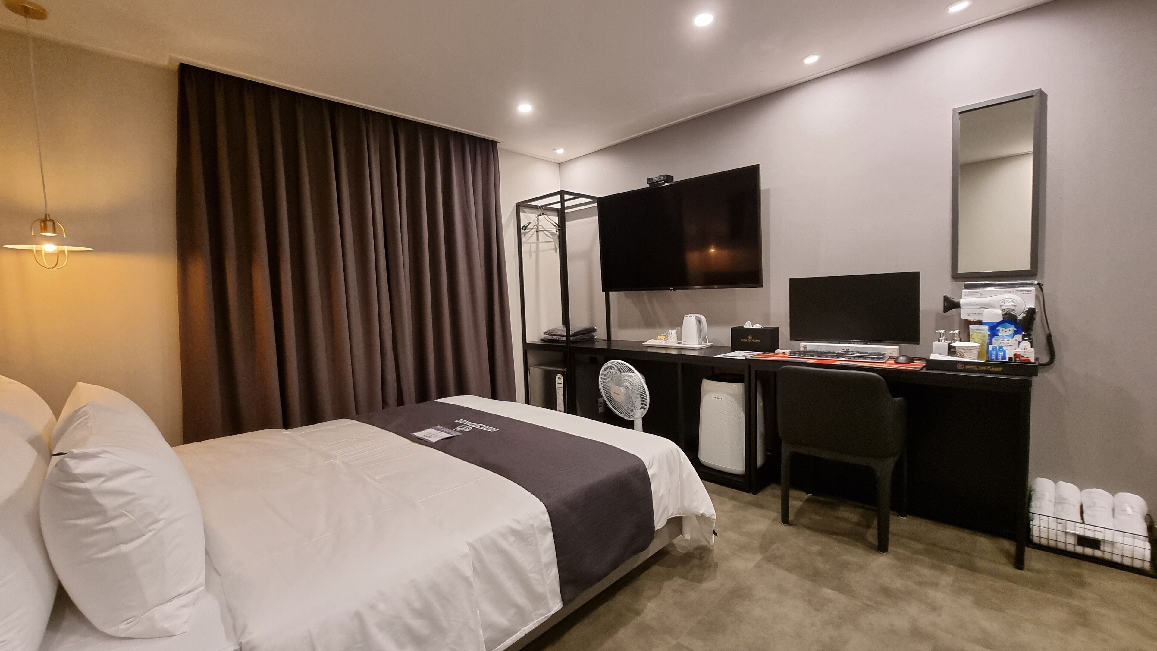 Hypo-allergenic bedding, free minibar, desk, laptop workspace