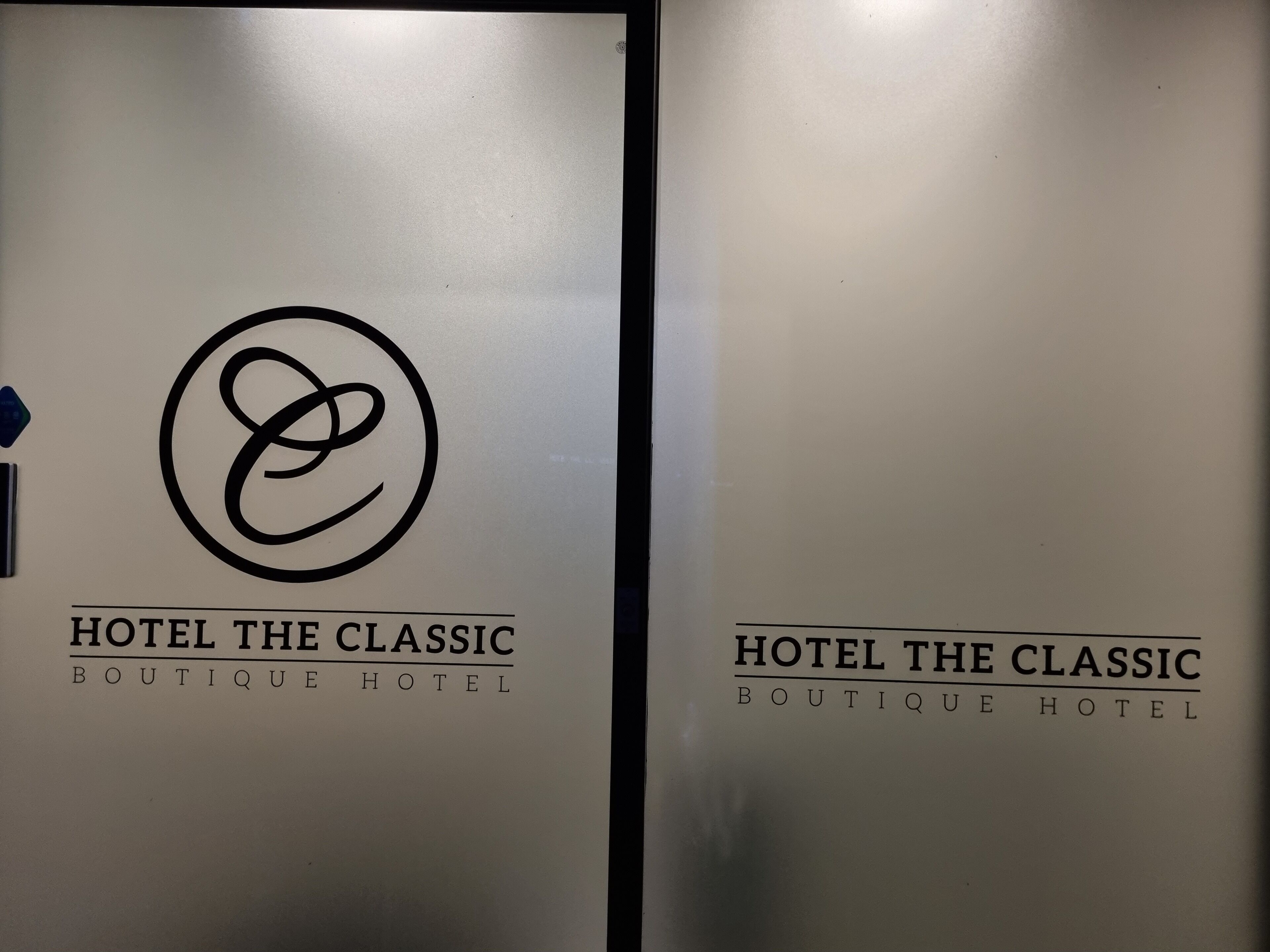 Zwei Türen des Hotel The Classic Boutique Hotel, jeweils mit Logo und Schriftzug.