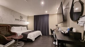 Chambre Double Premium | Literie hypoallergénique, articles gratuits dans le mini-bar, bureau