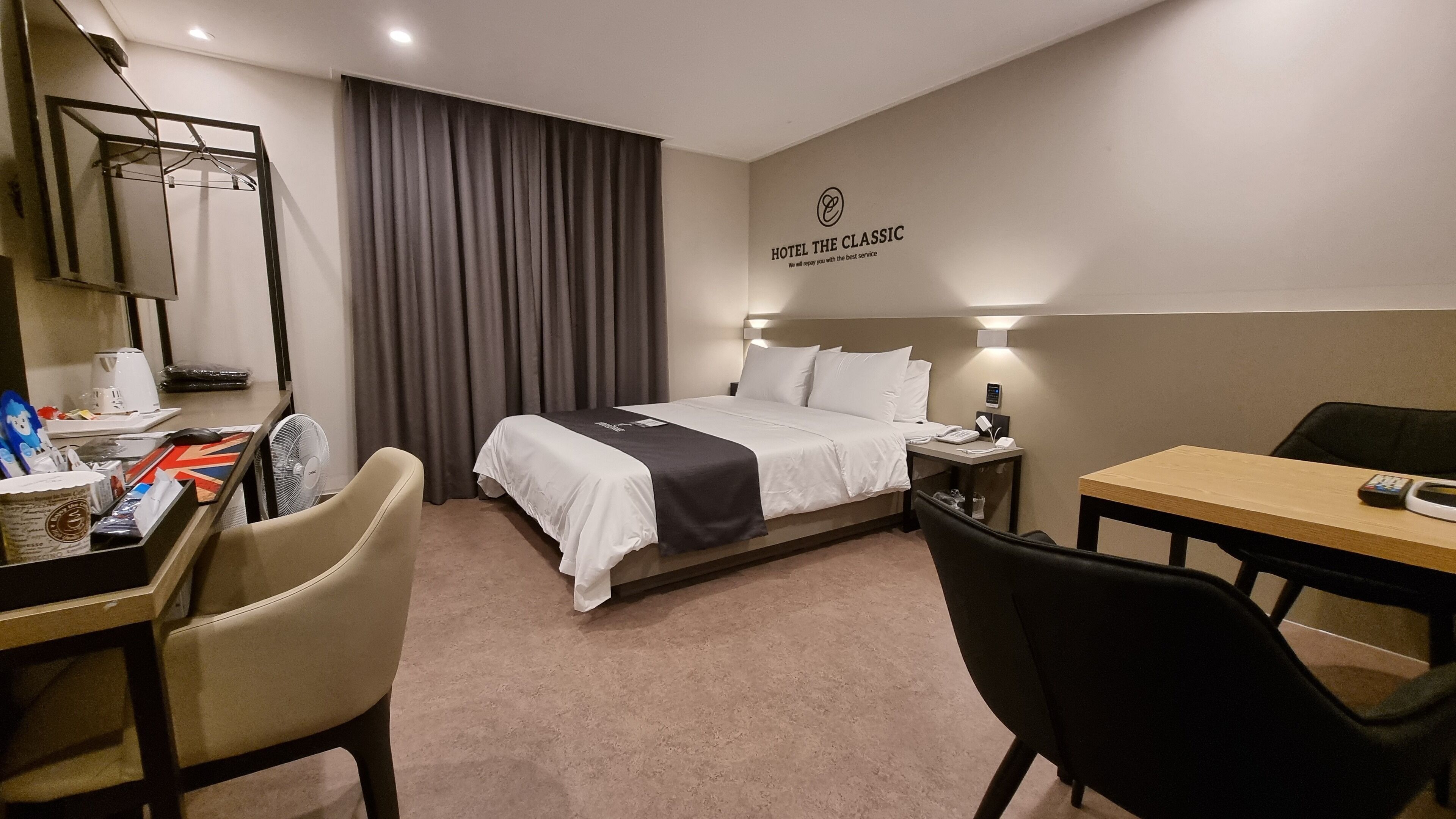 Hypo-allergenic bedding, free minibar, desk, laptop workspace