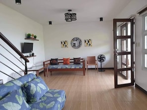 Villa, 1 chambre | Coin séjour | Télévision LCD de 36 pouces avec chaßnes numériques, télévision