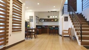 Villa, 1 slaapkamer | Woonruimte | Een 36-inch lcd-televisie met digitale zenders en televisie