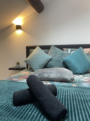 1 slaapkamer, een bureau, een strijkplank/strijkijzer, wifi