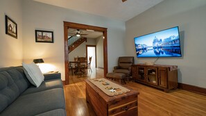 Smart TV, books - Beautiful Remodeled Downtown Frederick Cottage (Pet-Friendly)  (Frederick)