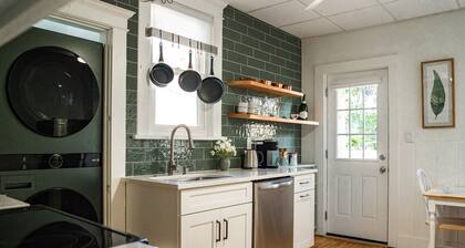 Beautiful Remodeled Downtown Frederick Cottage (Pet-Friendly)