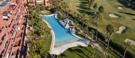 Una piscina al aire libre