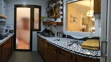 Een koelkast, een magnetron, een koffiezetapparaat/waterkoker