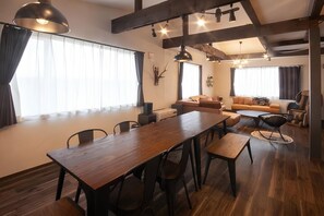 別墅 | 起居區 | 50-吋平面電視，提供數位頻道