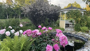 A garden with peonies and a gazebo. - Toftahult Gård (farm) (Ryd)