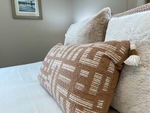 5 bedrooms, iron/ironing board, travel cot, free WiFi - King Beds, Family & Pet Friendly (Washington)