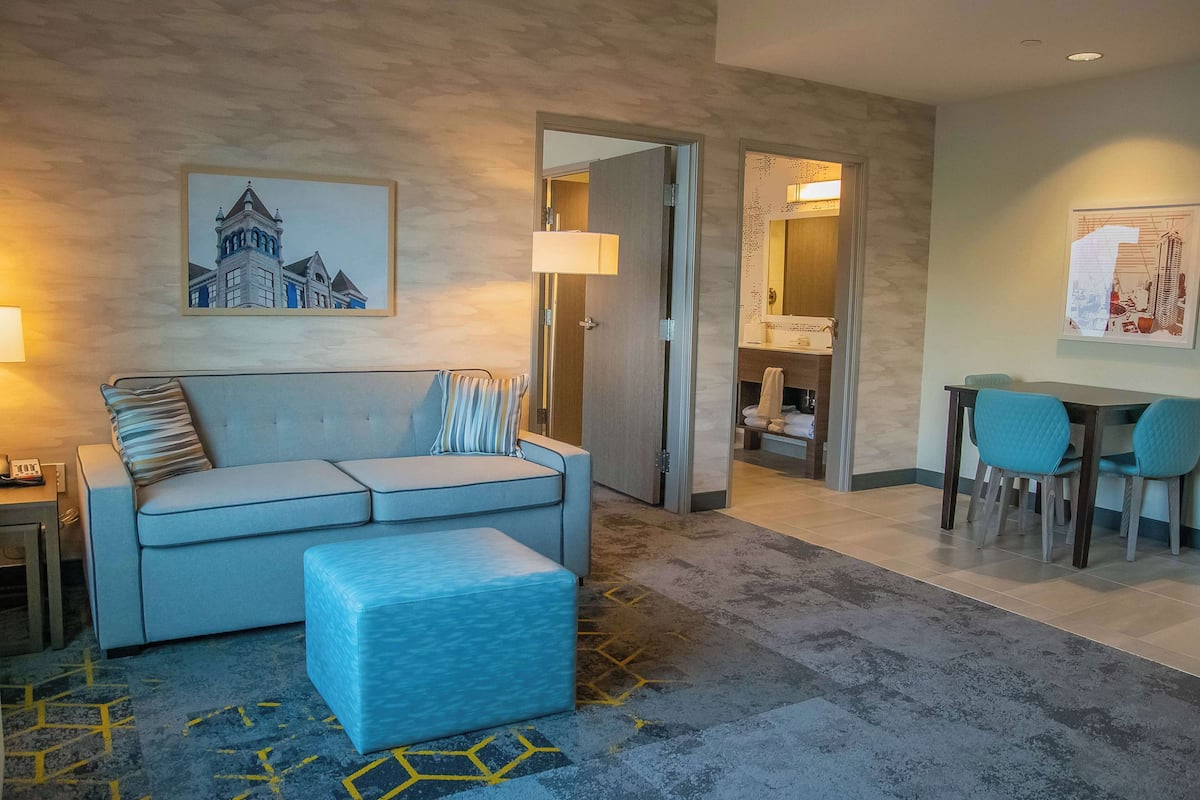 Studio Suite, 1 King Bed, Accessible (Hearing) | Living area