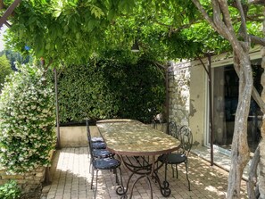 Outdoor dining - Gîte Les Oliviers Côté Lavande, near Vaison La Romaine  (Crestet)