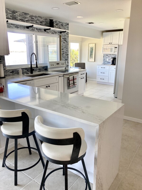 Jääkaappi, mikroaaltouuni, uuni, liesi