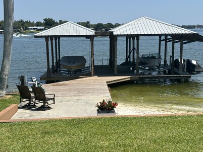  Lakeside Luxury on Lake Clay!
