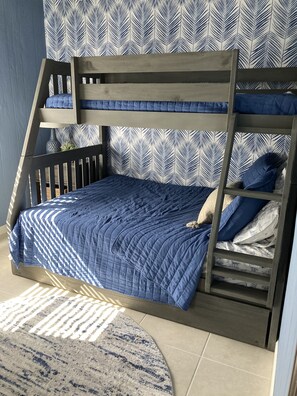 5 makuuhuonetta, työpöytä, ilmainen Wi-Fi, vuodevaatteet