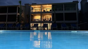 Ein Hotel mit Pool, mehreren Balkonen und Außenbereich.