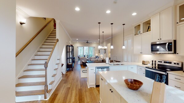 Refrigerador, microondas, horno y parrilla de estufa 