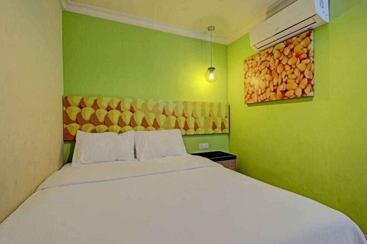 In-room safe, desk, laptop workspace, WiFi (free)