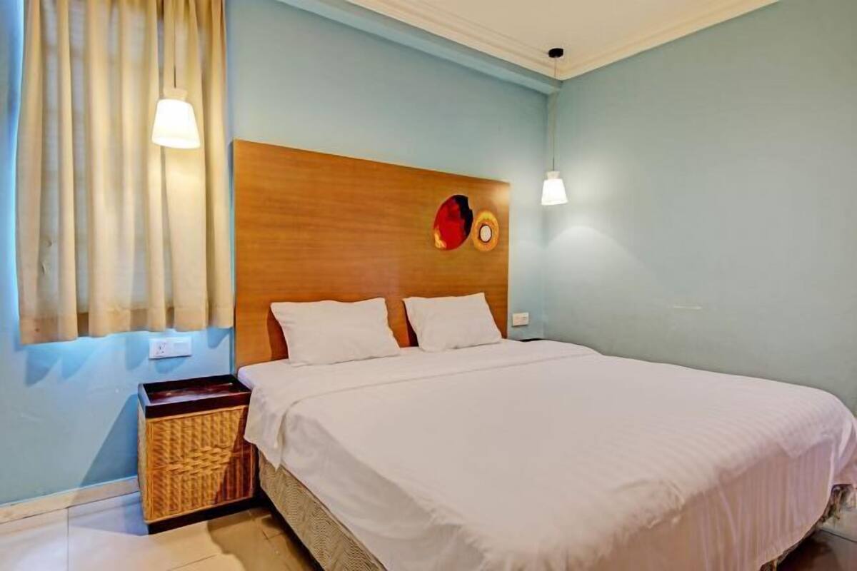 In-room safe, desk, laptop workspace, WiFi (free)