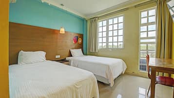 Phòng 2 giường đơn Tiêu chuẩn | Két bảo mật tại phòng, bàn, khu vực làm việc phù hợp cho laptop
