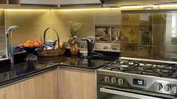 Full-sized fridge, microwave, oven, cookware/dishes/utensils