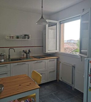 Kühlschrank, Mikrowelle, Herdplatte, Wasserkocher mit Kaffee-/Teezubehör