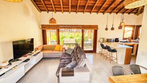 Family House | Living room | 32-inch flat-screen TV with digital channels, TV, Netflix